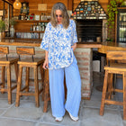 Conjunto de viscosa con blusón estampado azul celeste y pantalón celeste de cintura elasticada