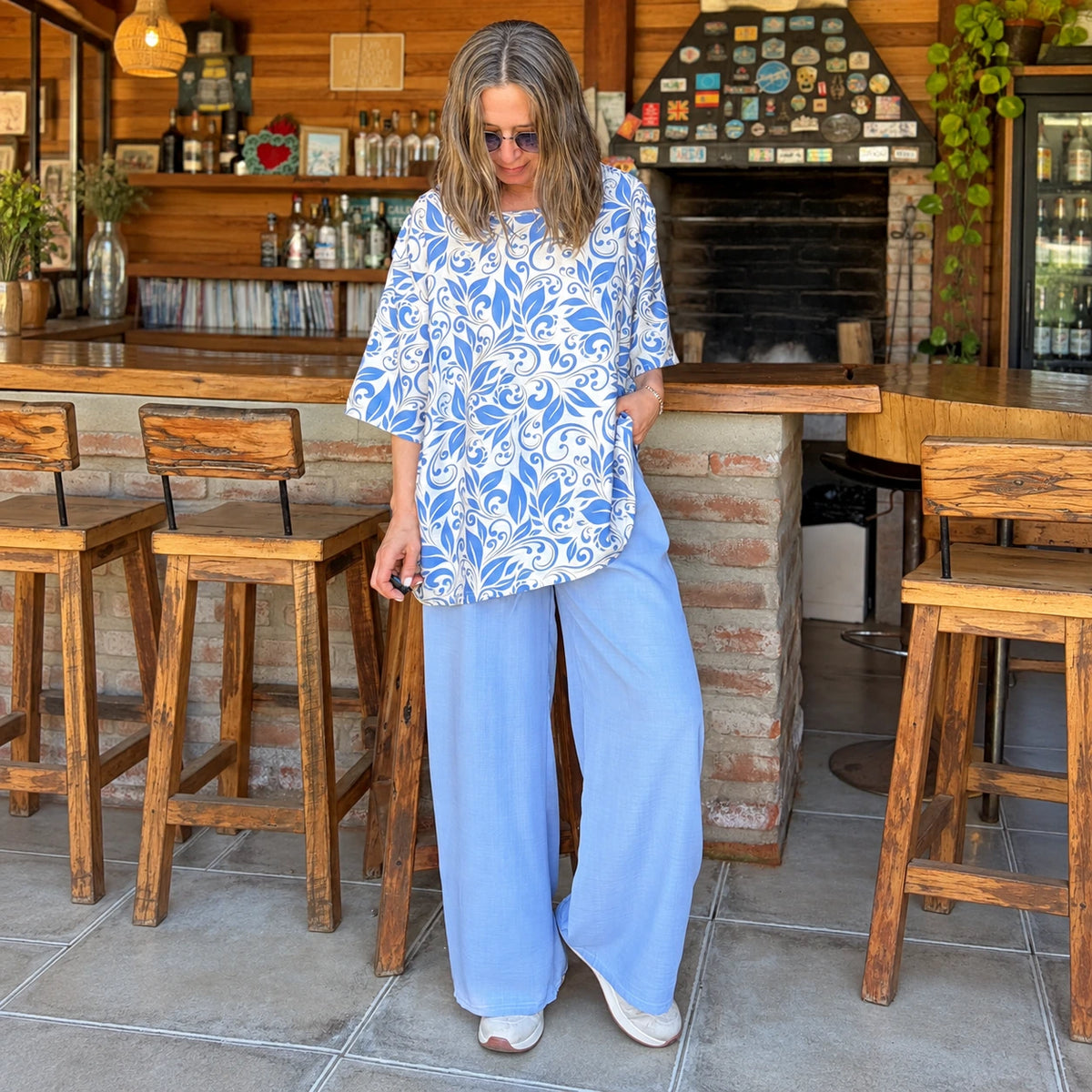 Conjunto de viscosa con blusón estampado azul celeste y pantalón celeste de cintura elasticada