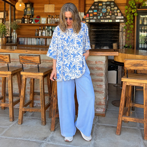 Conjunto de viscosa con blusón estampado azul celeste y pantalón celeste de cintura elasticada