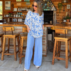 Conjunto de viscosa con blusón estampado azul celeste y pantalón celeste de cintura elasticada – vista 2