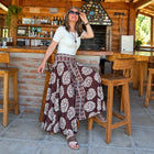 Falda pantalón larga de viscosa estampada en café y crudo con polera blanca