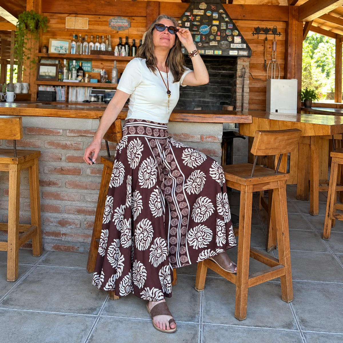 Falda pantalón larga de viscosa estampada en café y crudo con polera blanca