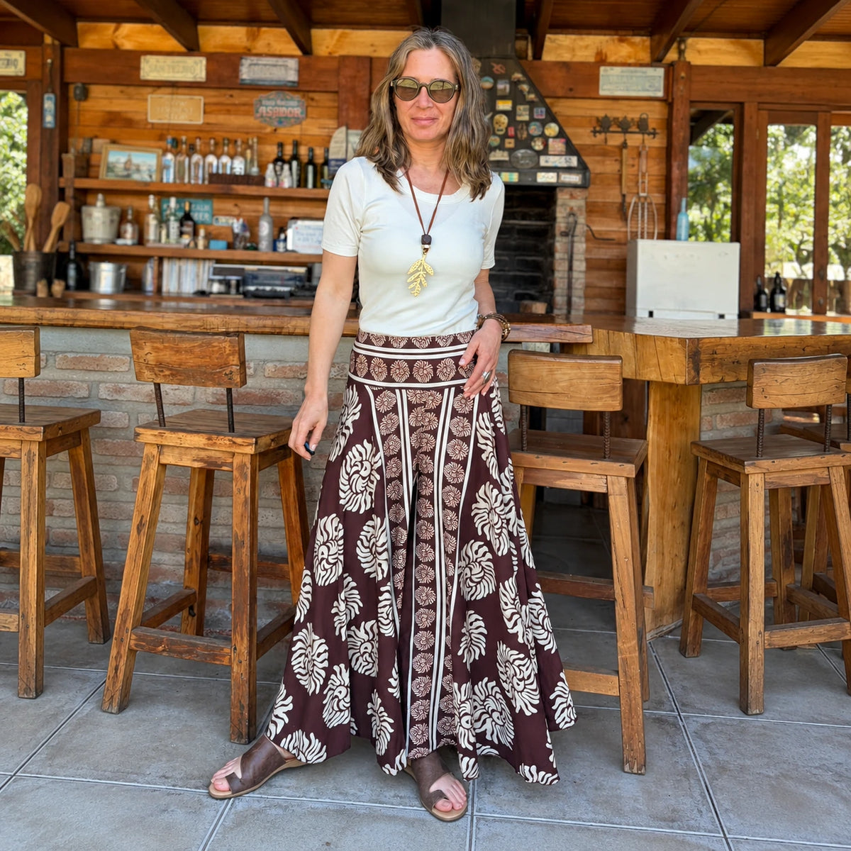 Falda pantalón larga de viscosa estampada en café y crudo con polera blanca – vista 2
