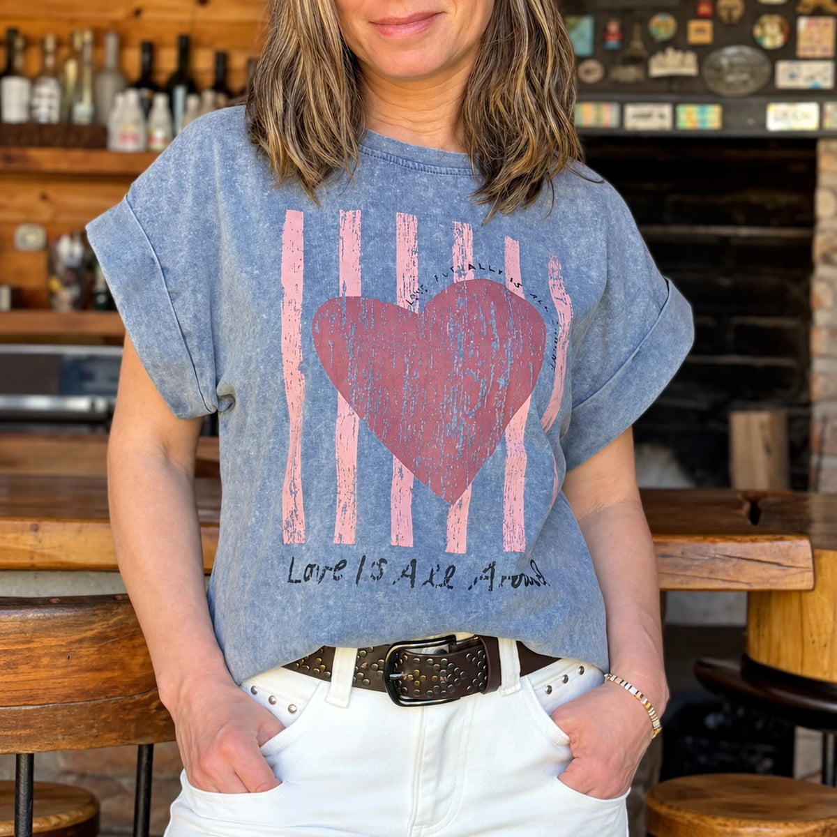 Polera de algodón azul con acabado oxidado y diseño de corazón – vista 3