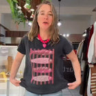 Polera de algodón negra con acabado oxidado y diseño de sardinas