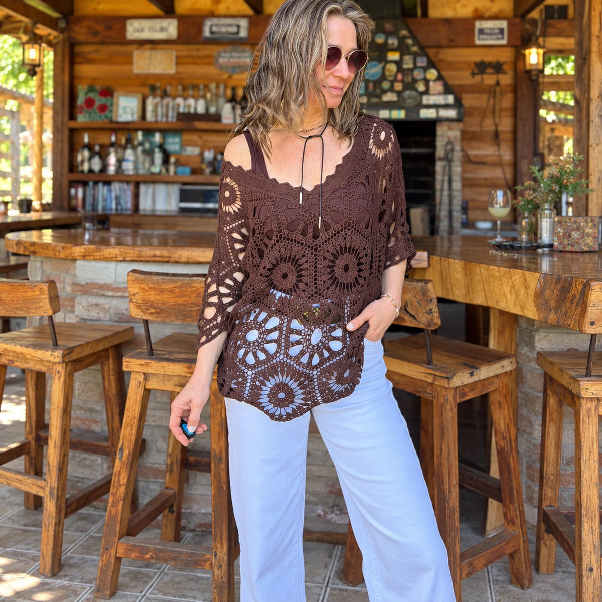 Polera de tejido crochet café con calados de flores sobre jeans celeste de pierna ancha
