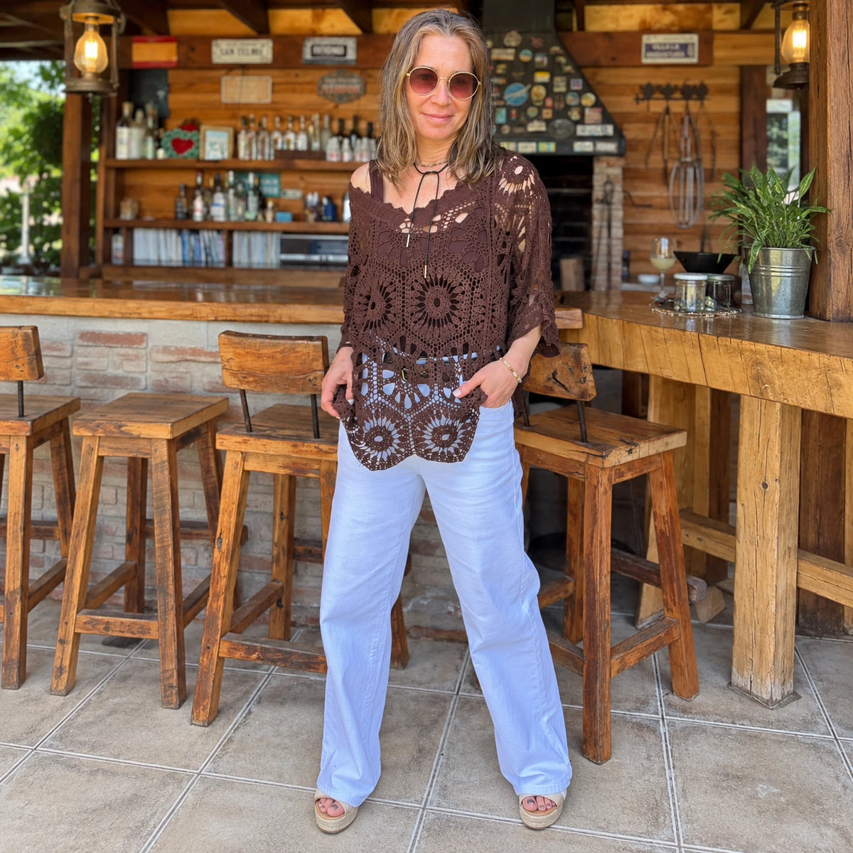 Polera de tejido crochet café con calados de flores sobre jeans celeste de pierna ancha – vista 2