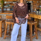 Polera de tejido crochet café con calados de flores sobre jeans celeste de pierna ancha – vista 3