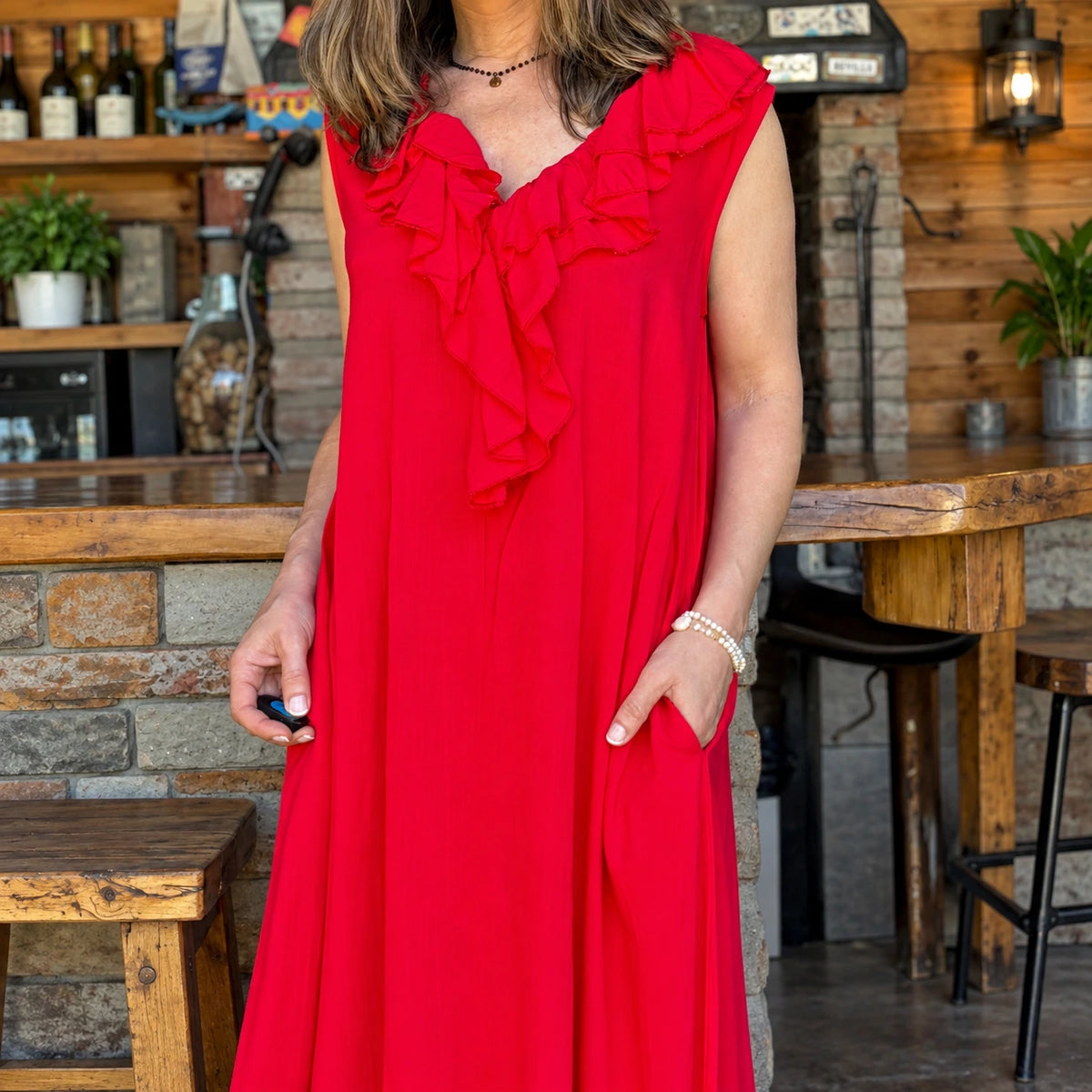 Vestido largo de linoto rojo con escote en V con vuelos y bolsillo lateral – vista 3